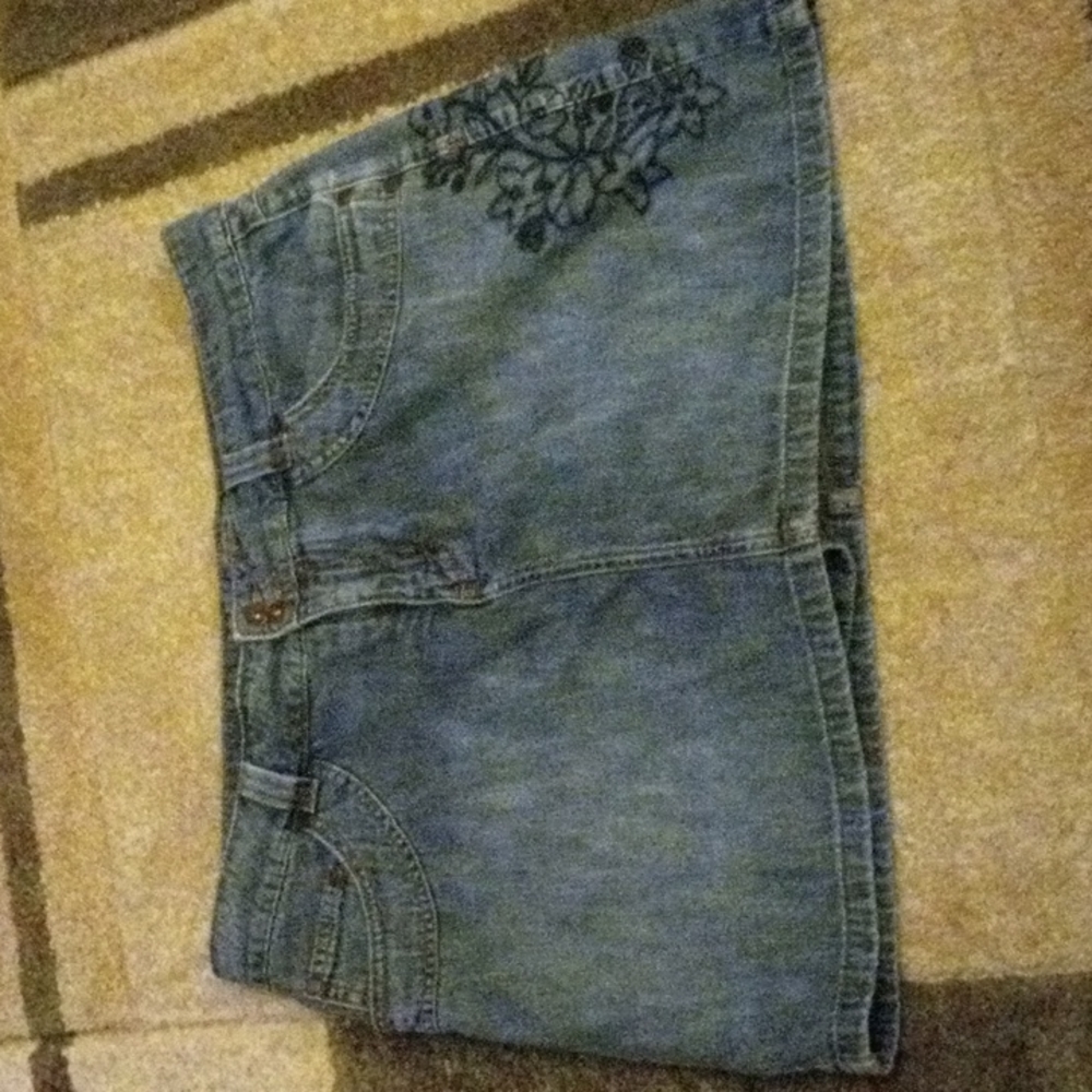 Lee Jean scort with blue embroidery